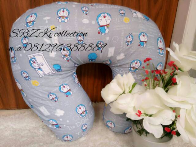 Bantal menyusui doraemon