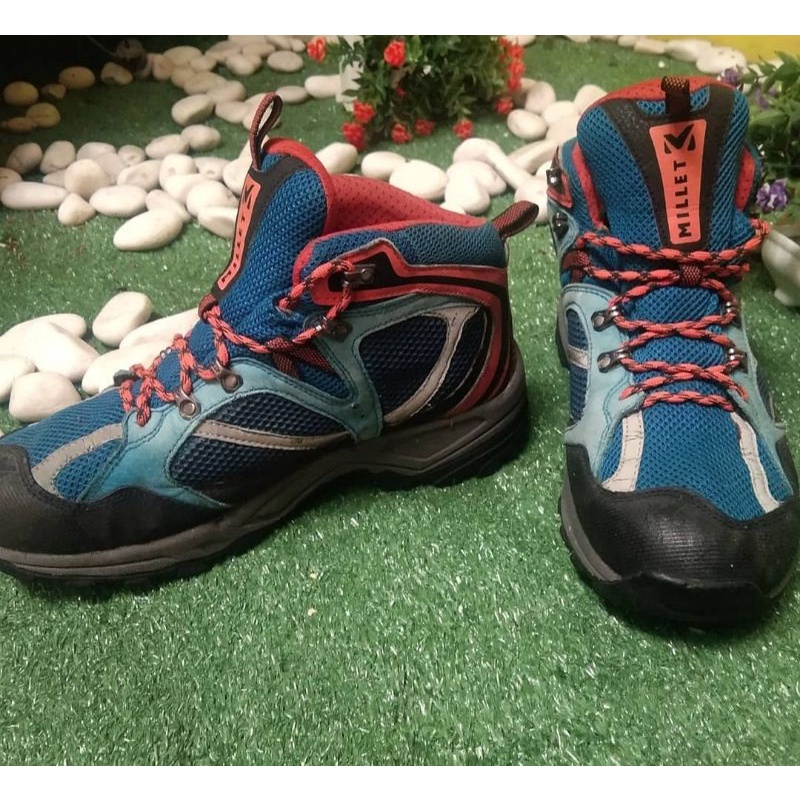 SEPATU MILLET