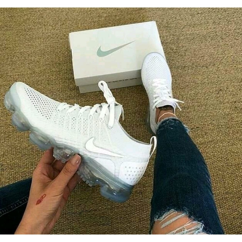 white vapormax nike