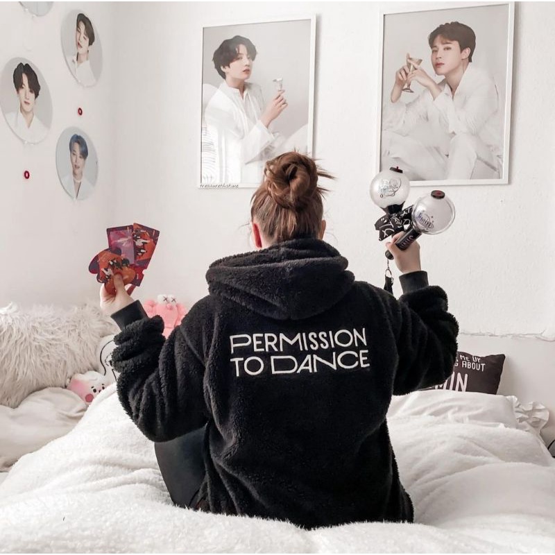 (SOLD OUT) OFFICIAL FLEECE ZIP UP HOODIE PTD + PHOTOCARDS