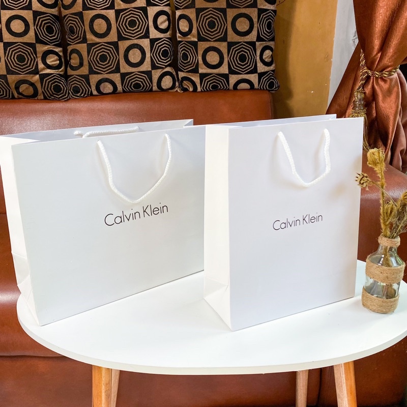 

Paper Bag C*lvin K*le*n CK Pembungkus Kado Underwear dan Parfum Paperbag