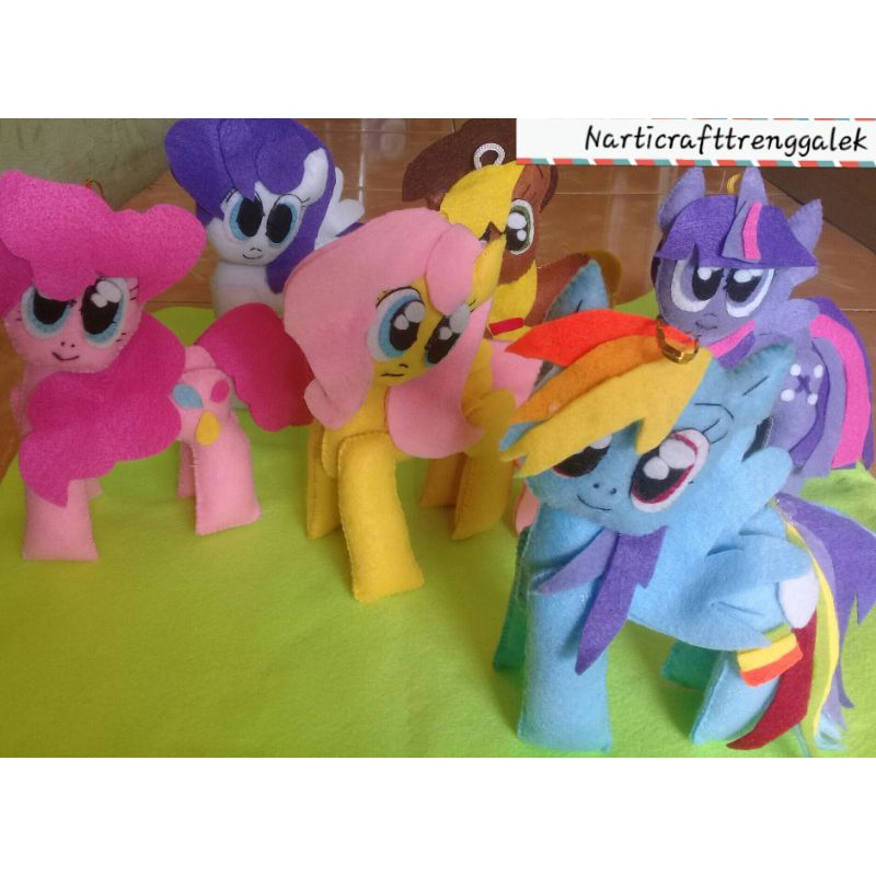 gantungan kunci kuda poni dari kain flanel.