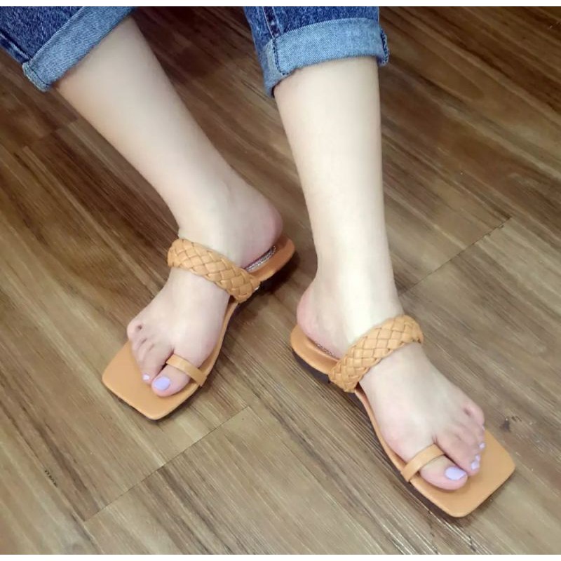 YUKI sandal Fashion trendy Kepang Jempol