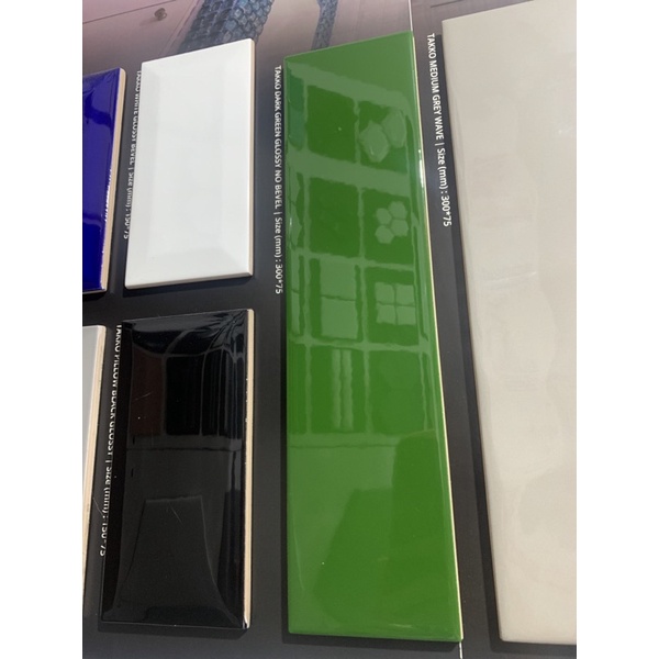 Keramik Tako Dark Green Glossy Non Bevel 7,5x30 hijau subway