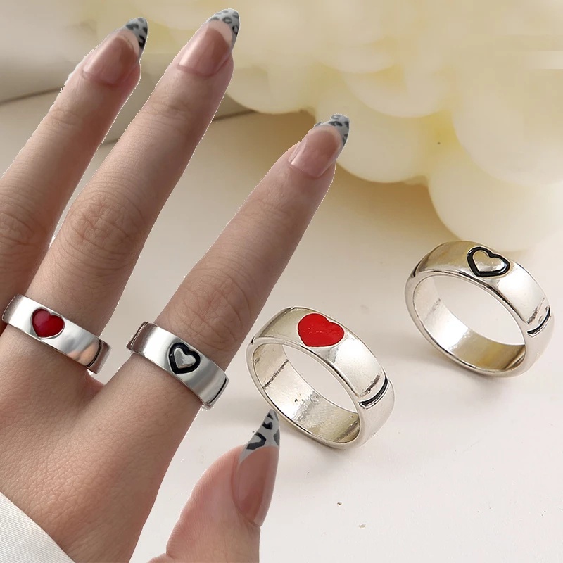 1 Pasang Cincin Pasangan Bahan Alloy Motif Ukir Hati Warna Hitam Putih Untuk Hari Valentine