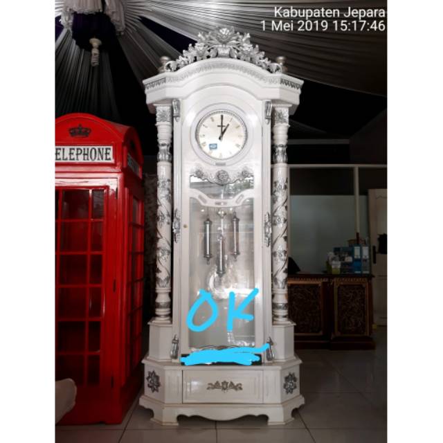 Lemari jam warna putih kayu jati