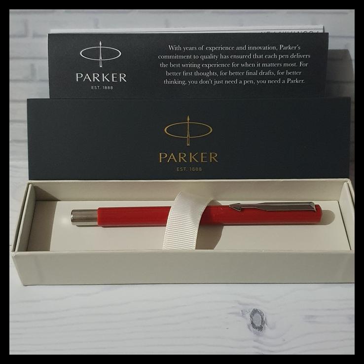 

Pulpen Parker Vektor Standar Red / Merah Roller Ball (Body Plastik)