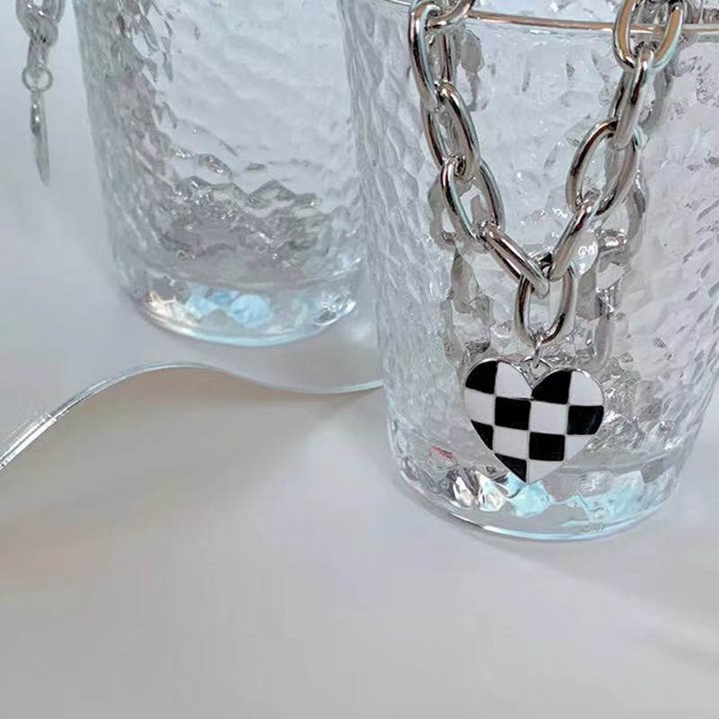 Kalung Liontin Cinta Hati Kotak-kotak Retro Hitam Dan Putih Perhiasan Rantai Tebal Wanita Fashion Yang Dipersonalisasi