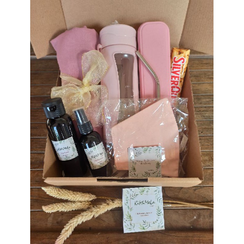 

Set Kado Hampers/ Giftbox Lebaran New Normal Murah ulang tahun wisuda