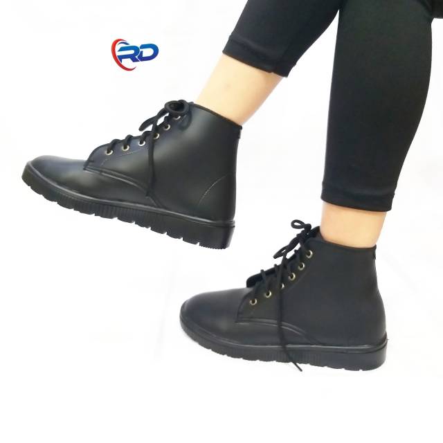  Sepatu  boots  tinggi tali kulit docmart wanita  santai main 