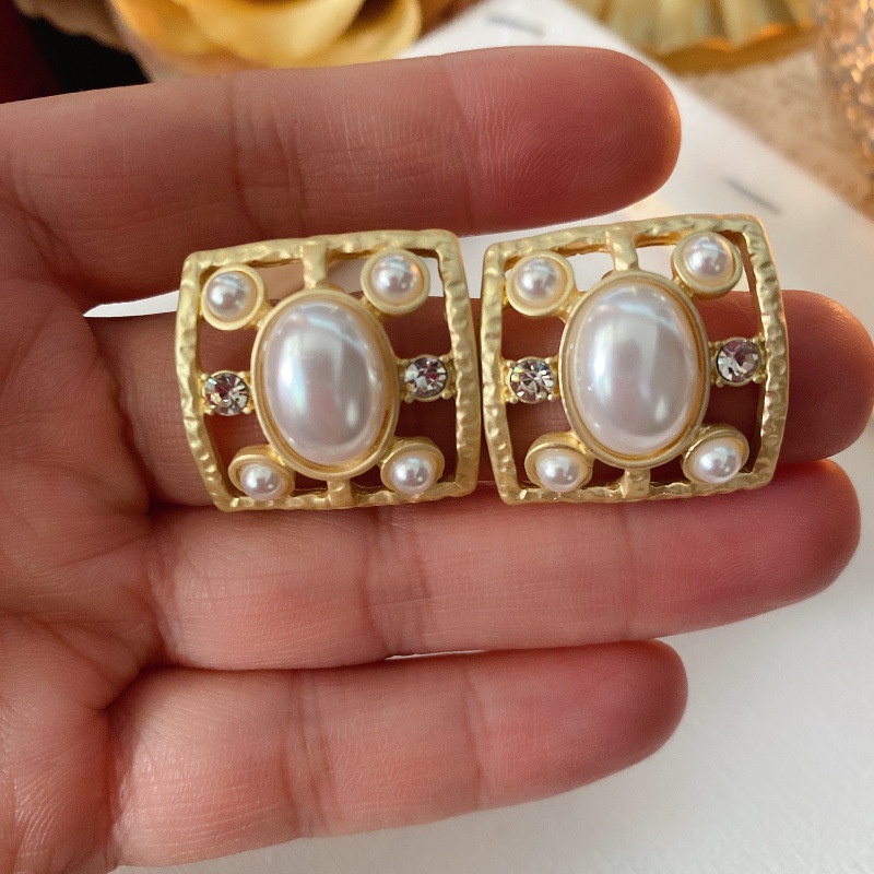 Anting Tusuk Gantung Temperament Desain Bulat Hollow Hias Mutiara Gaya Mewahretroistana Untuk Wanita