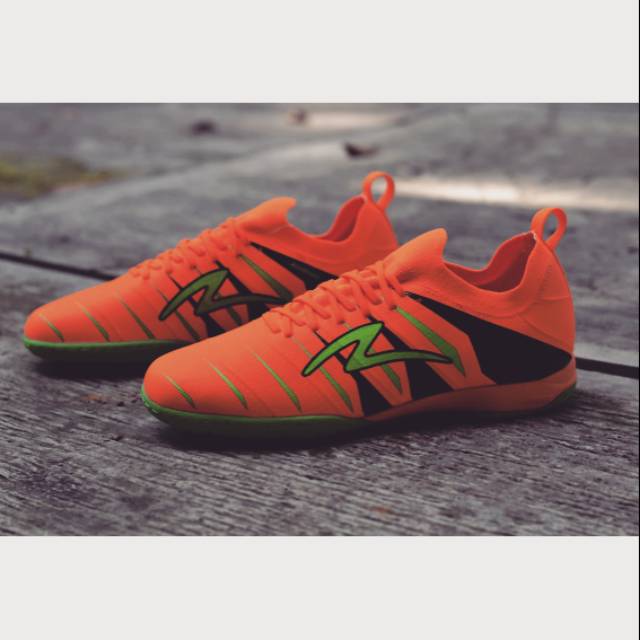 Accelerator velocity II in neon peach/black