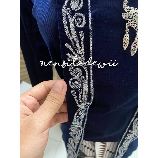 Set Kebaya Bludru + Rok Plisket / Kebaya Kutubaru Body Panjang [Bordir Silver]