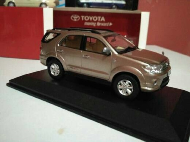 diecast toyota fortuner