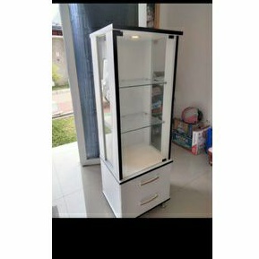 Lemari kaca pajangan minimalis