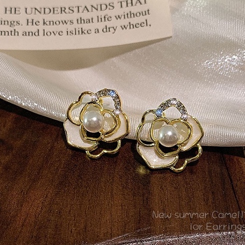 Anting Tusuk Bentuk Bunga Hollow Aksen Mutiara Bahan Metal Gaya Vintage Korea Untuk Wanita