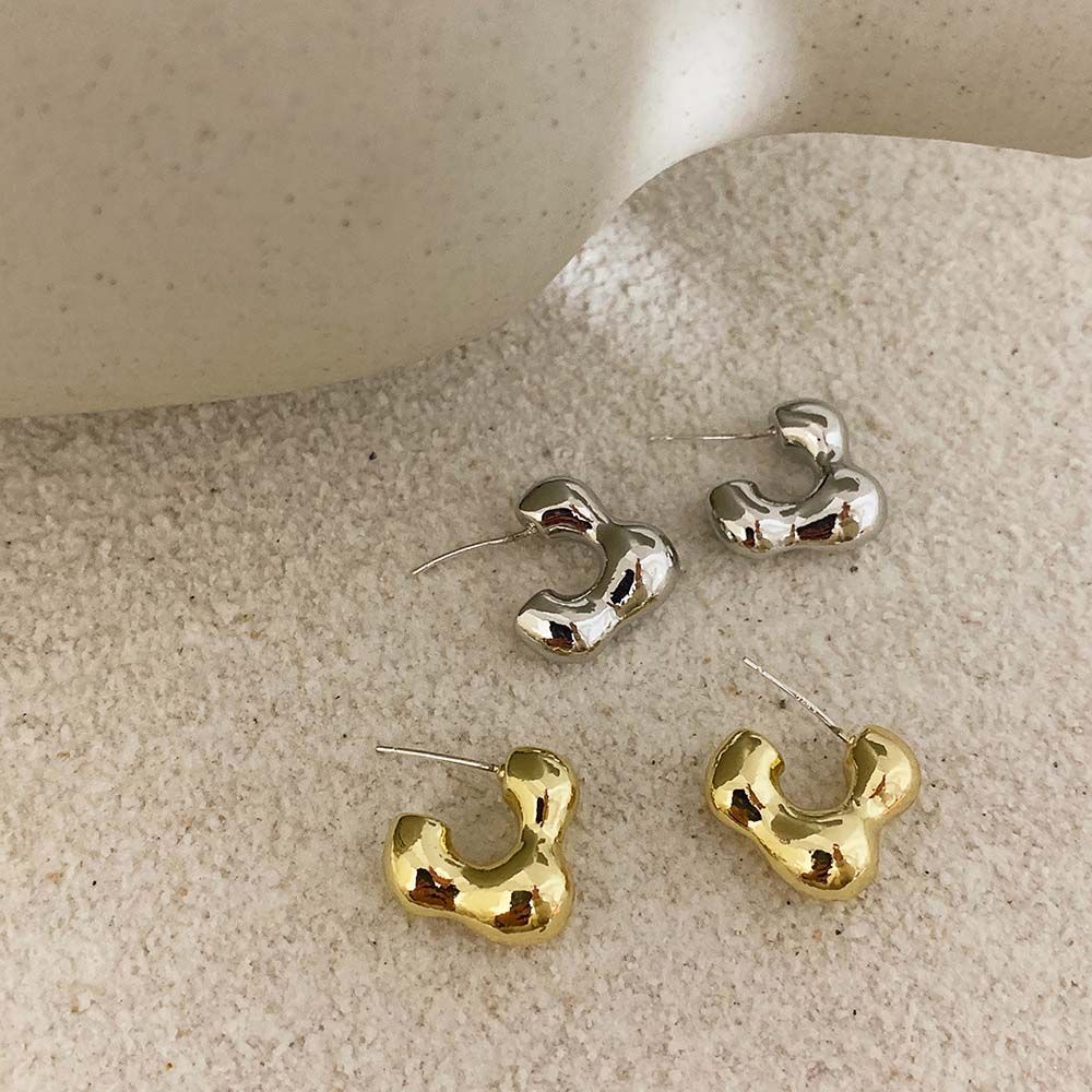 Anting Stud Bentuk Bunga Bahan Metal Warna Silver Gaya Korea Untuk Wanita