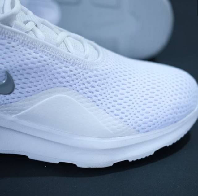 JUAL SNEAKERS NIKE AIR MAX MOTION 2 