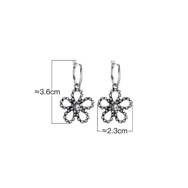 LRC Anting Tusuk Fashion Silver Flower Hollow Diamond Stud Earrings F75096