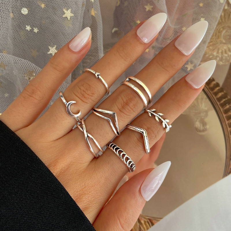 7pcs / Set Cincin Silver Bentuk Bulan Gaya Vintage Untuk Wanita