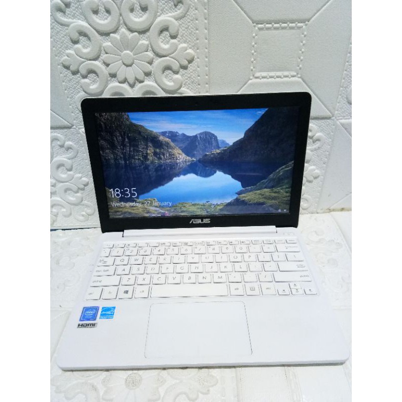 Asus E203NAH intel/2GB/500GB/Win10 second white