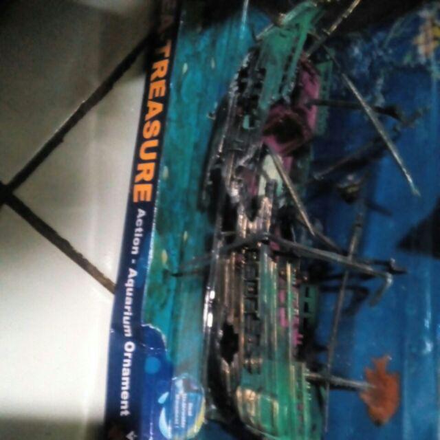 Ornamen Aquarium  Kapal Layar Karam Terbelah Bahan Plastik 