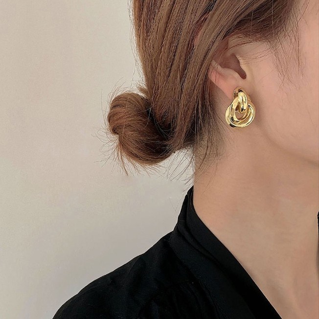 Anting Gantung Panjang Tusuk Gaya Korea Retro Baroque Aksen Mutiara Bahan Metal Untuk Perhiasan Wanita