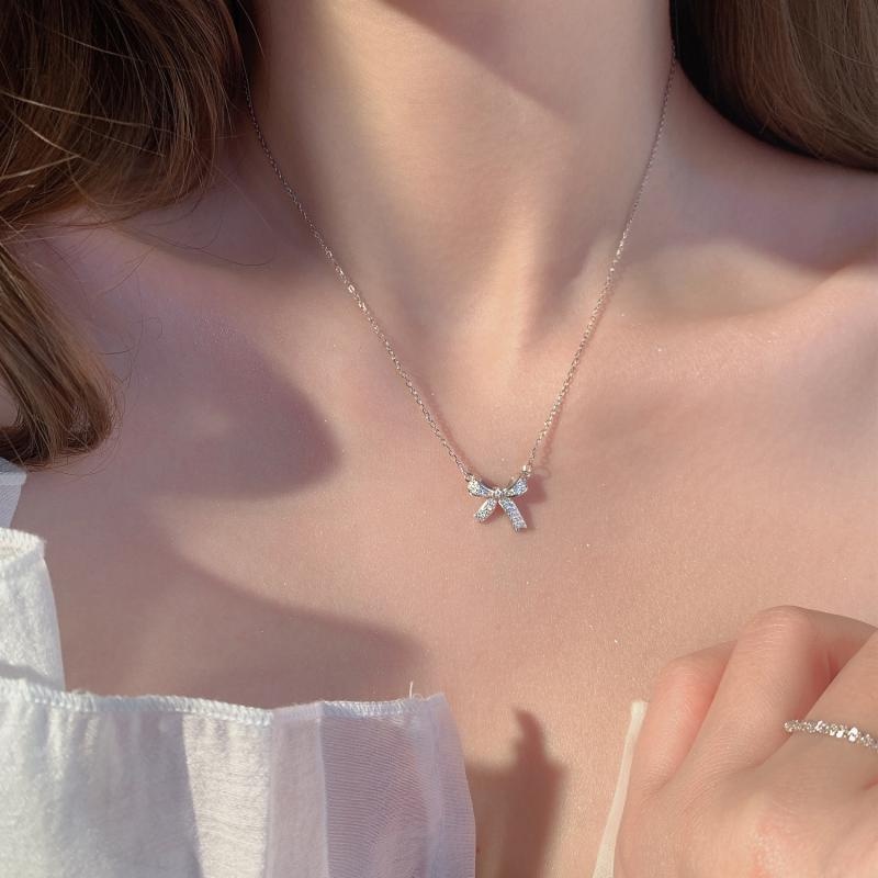 Roselife Kalung Rantai Silver Wanita Liontin Pita Hias Kristal Gaya Korea Untuk Musim Panas