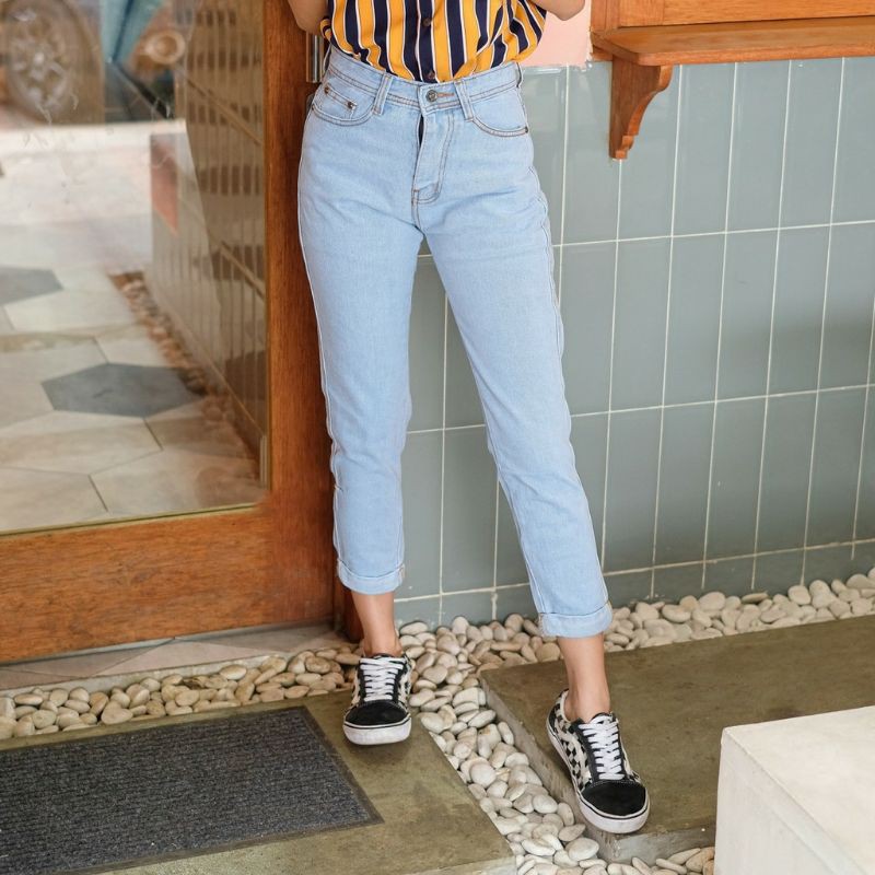 LIGHT BLUE BOYFRIEND JEANS / BIRU MUDA BOYFRIEND JEANS WANITA