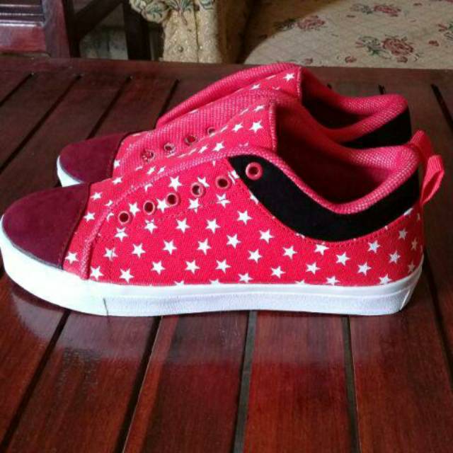 Sepatu wanita polkadot merah