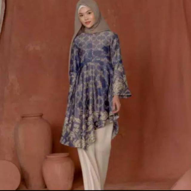 Flores tunik wearing klamby