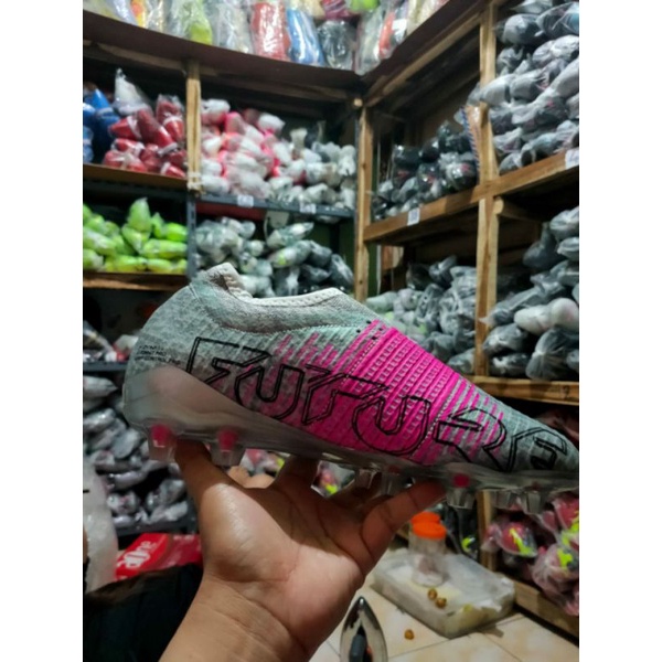 Sepatu Sepak Bola Puma Future Terbaru Silver Pink