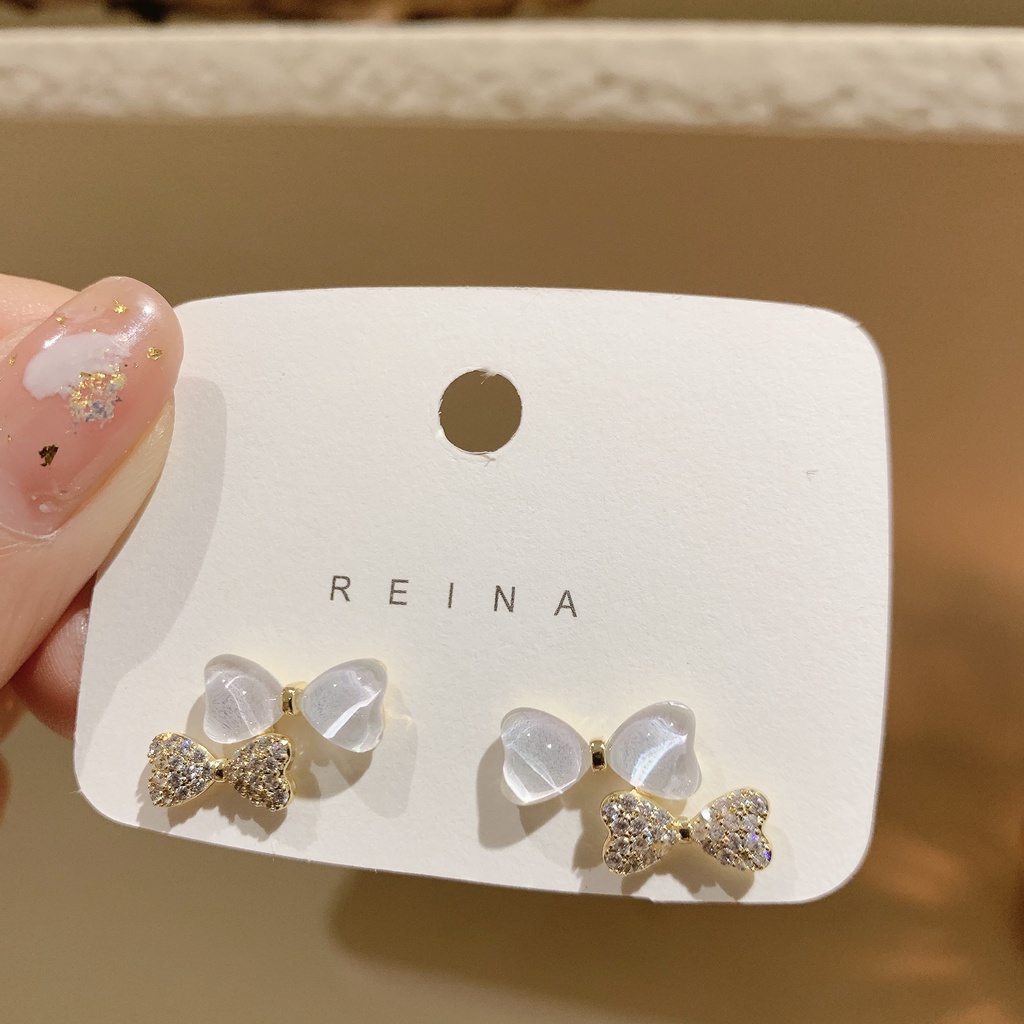 Anting Stud Bentuk Pita Geometris Aksen Kristal Kubik Zirkonia Warna Silver Gaya Korea Untuk Wanita