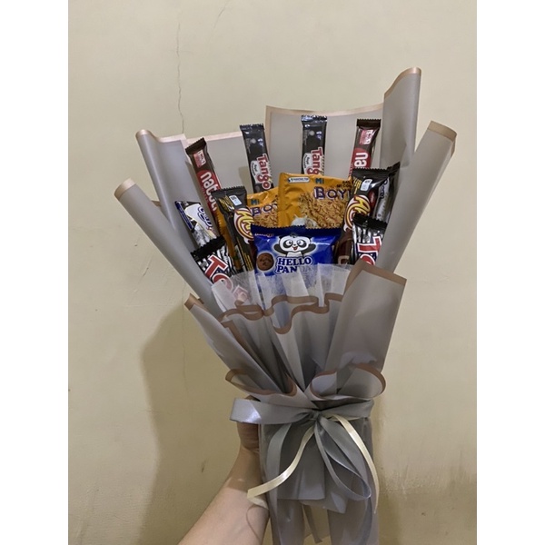 

Buket wisuda buket snack murah Surabaya size Medium