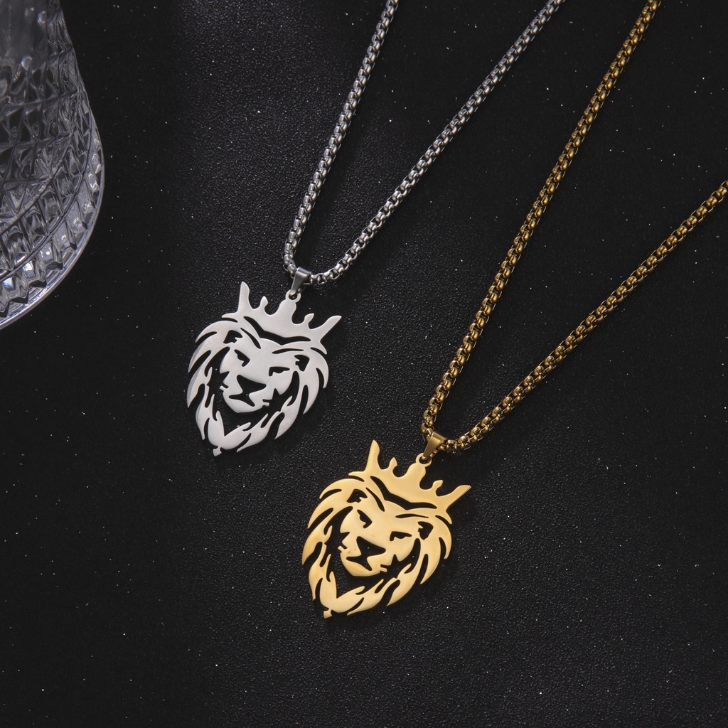 Kalung Rantai Dengan Liontin Mahkota Singa Bahan stainless steel Warna Emas