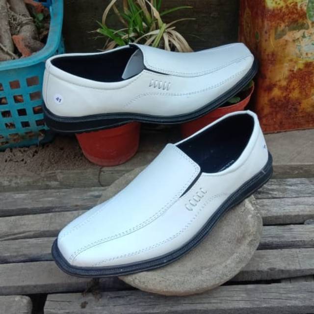 pantofel putih sintetis