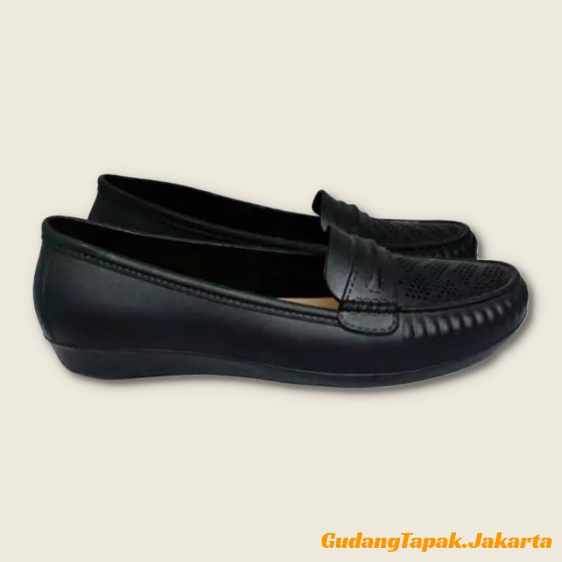Sepatu Fantopel Karet Wanita Hitam Polos Motif Lubang Depan - Fuhaha 707