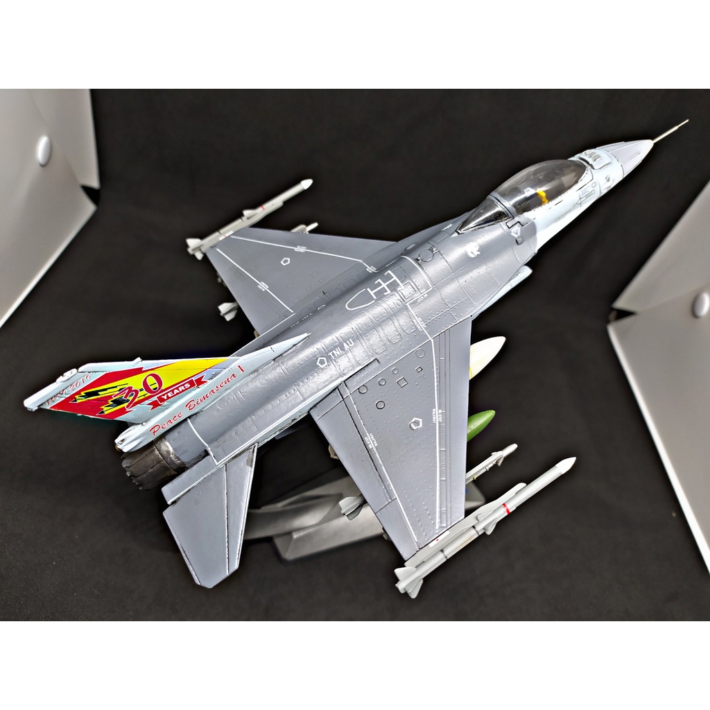 Diecast Pesawat Tempur Jet Falcon F-16 EMLU TNI AU Indonesia Skala 72