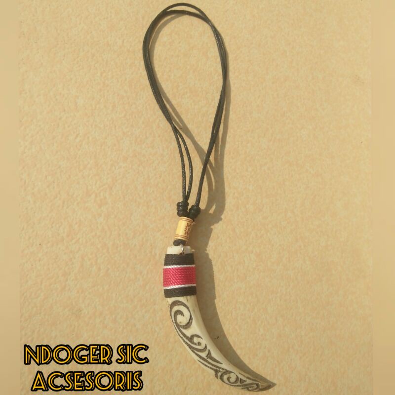 kalung taring babi ukir sedang