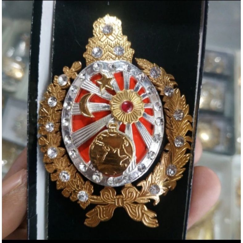 pin bros lambang logo keraton solo pakubuwono warna kombinasi merah