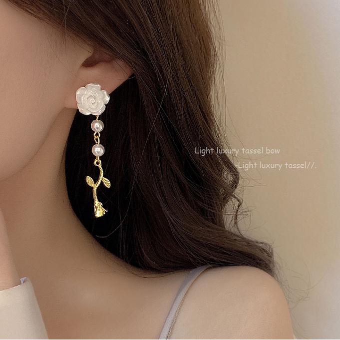 Bunga Anting Mutiara Korea Ringan Mewah dorp earrings Wanita2023Fashion Baru Earing Putih