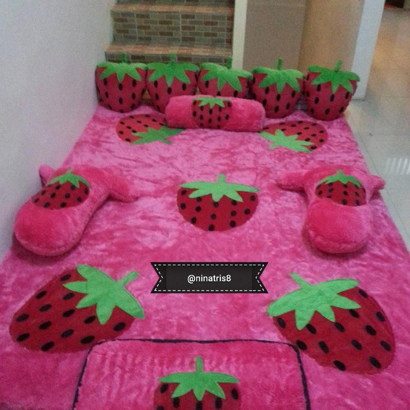 Karpet Karakter Bulu Rasfur Murah INOAC 5cm Uk 150x200 Motif Stroberi