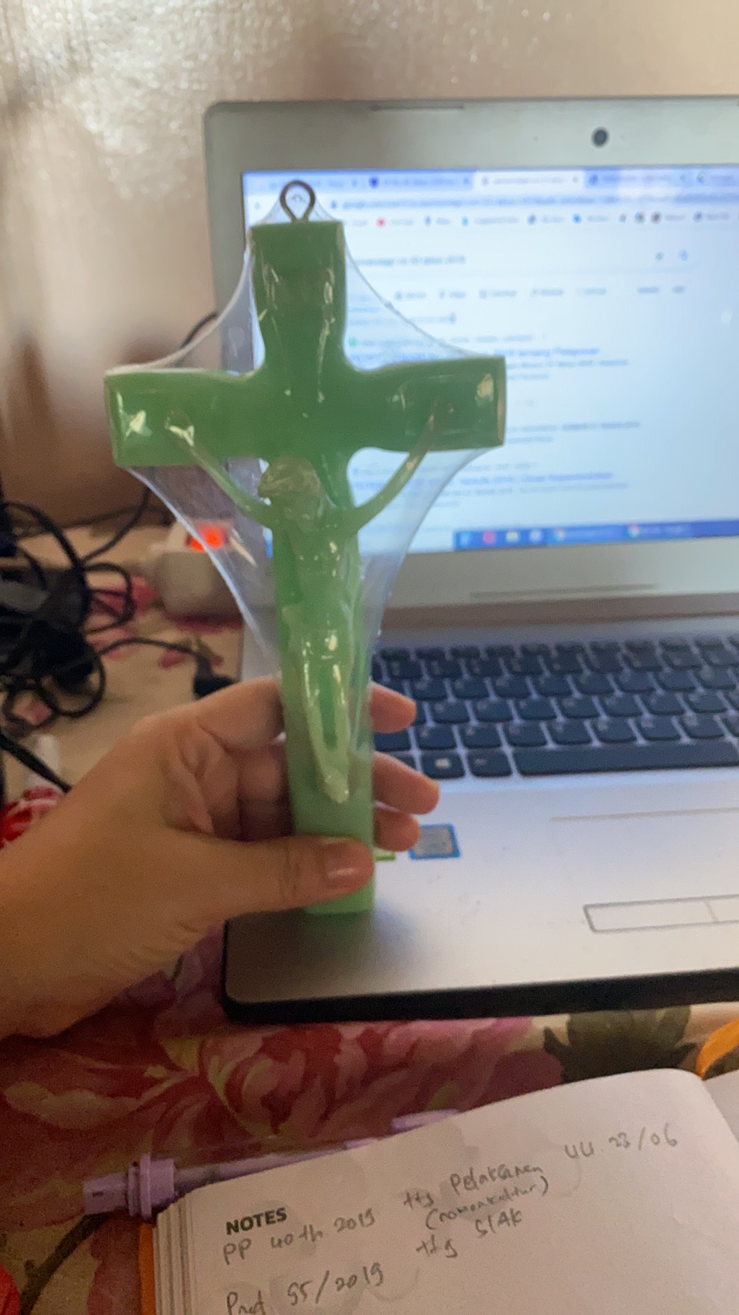 Pajangan Salib Rohani Dinding Gantung Katolik Fiber Bunga Fosfor Sgk 20cm Souvenir Murah