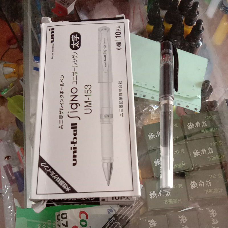 

uni ball pen hitam