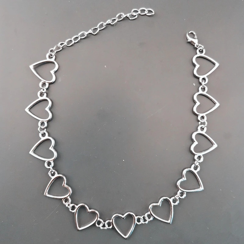 Kalung Rantai Choker Liontin Hati Hollow Bahan Alloy Untuk Wanita