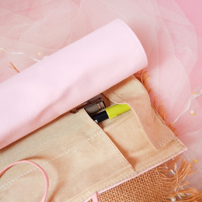 

Promo Bulan Ini Kotak Pensil Lovely Flower Roll Up Pencil Case Bagus Hemat