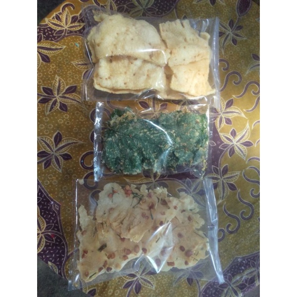 

keripik bayam gurih , peyek kacang , dan kerupuk renyah