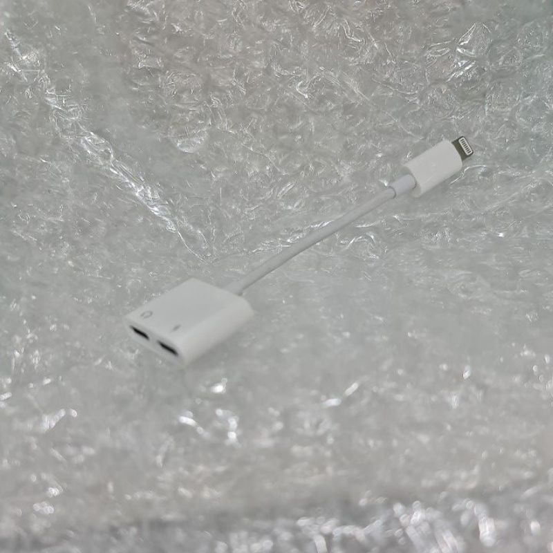 Sambungan dual lightning audio&amp;charger adapter