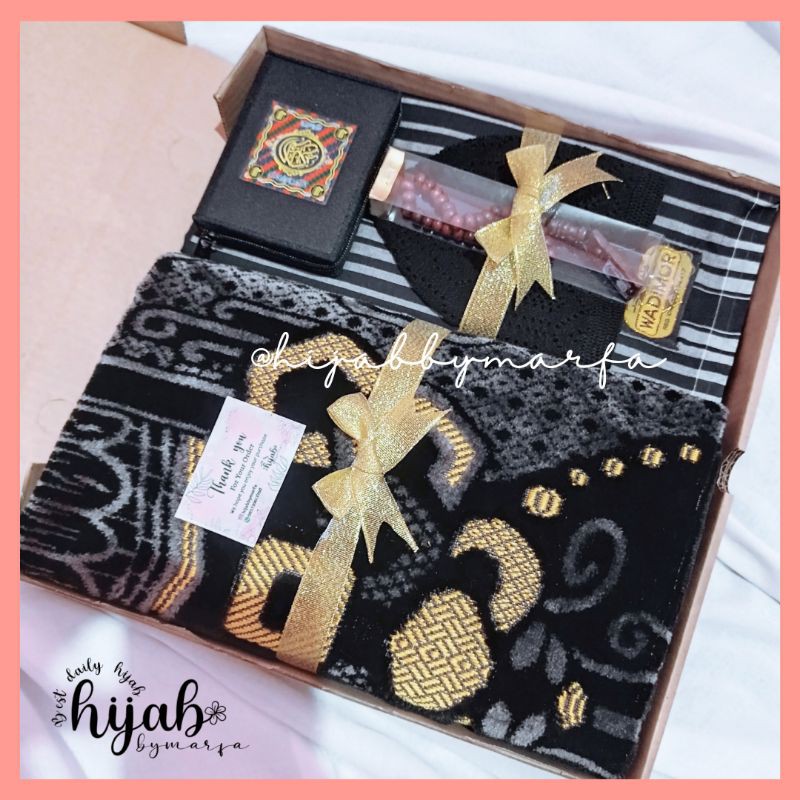 

Hampers cowok include sajadah besar, sarung wadimor, Al Qur'an, tasbih, dan peci