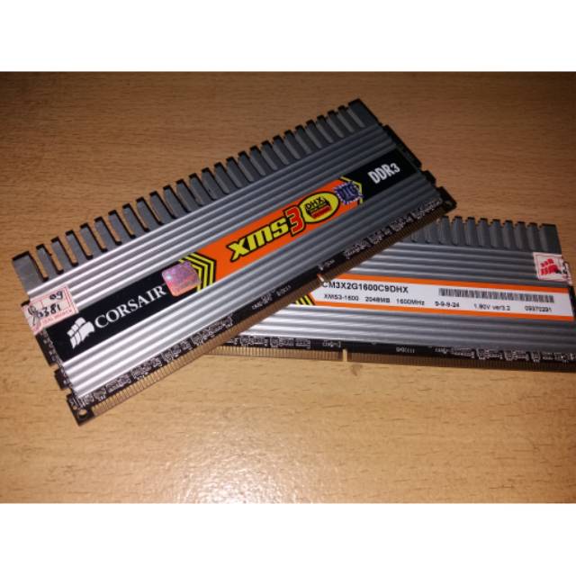 ram ddr3 2x2gb total 4gb merk corsair xms3 pc1600 ram ada heatsink atau pendingin buat gaming